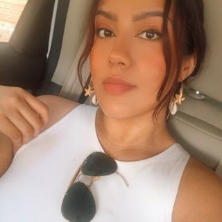 Mujer a un lado de su testimonio de Dumetics